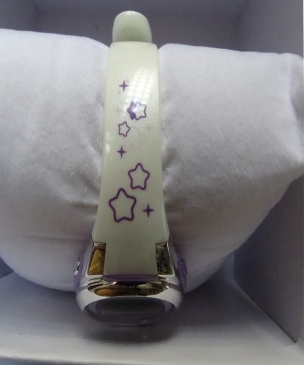 Reloj digital violeta